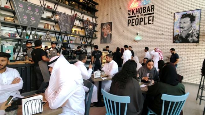 “توحيد مداخل المطاعم” يشعل الجدل في السعودية