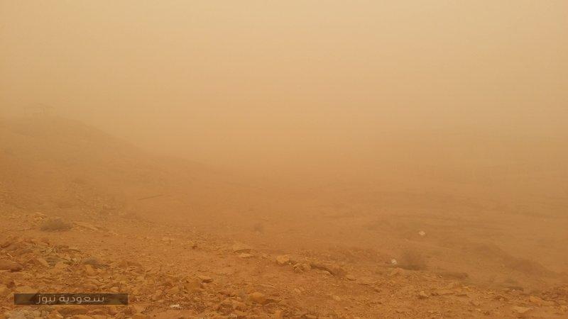 مناطق من المملكة تضربها عاصفة ترابية زاحفةً باتجاه الرياض