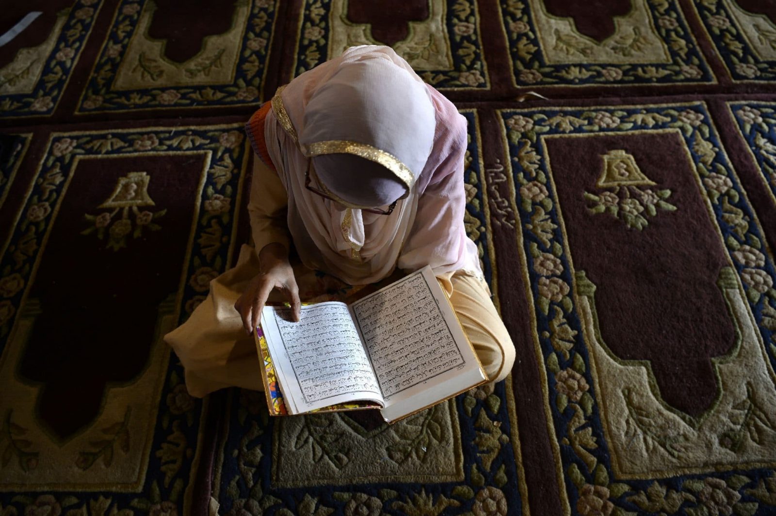 حكم قراءة المرأة للقرآن بدون حجاب