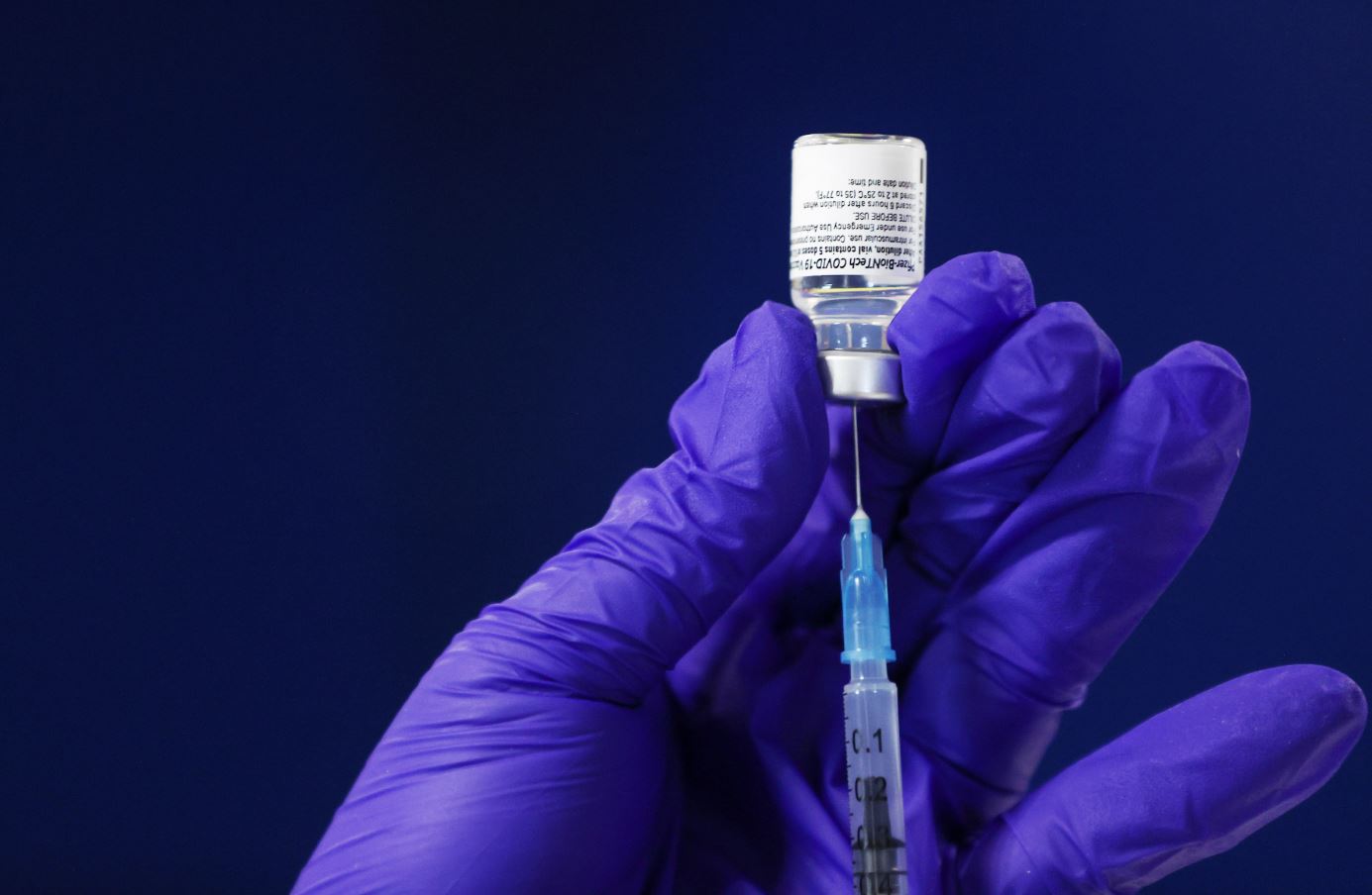 «فايزر للأدوية تكشف عن موعد تسليم شحنات لقاح فيروس كورونا للدول المتعاقدة