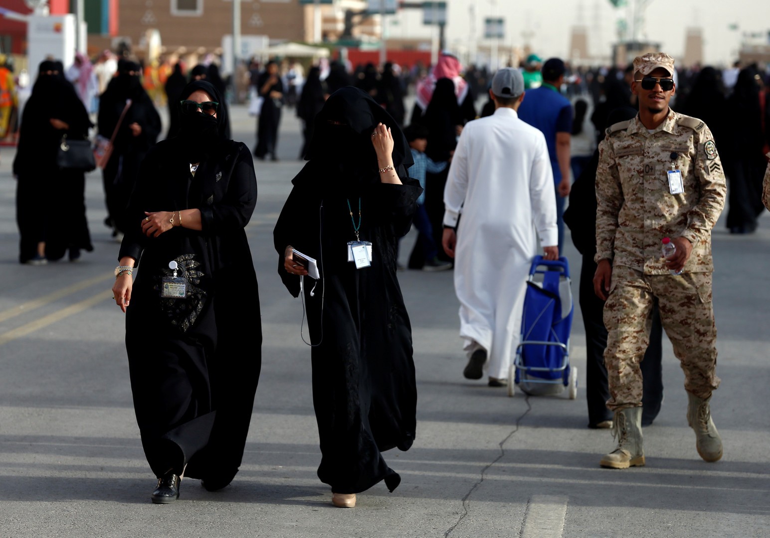ما هي شروط سفر المواطنات المتزوجات من غير سعودي عن طريق المنافذ الحدودية؟ الجوازات السعودية تجيب