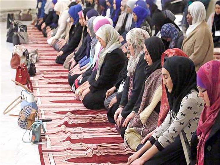 صلاة التراويح للمرأة في البيت وفي المسجد وحكمها