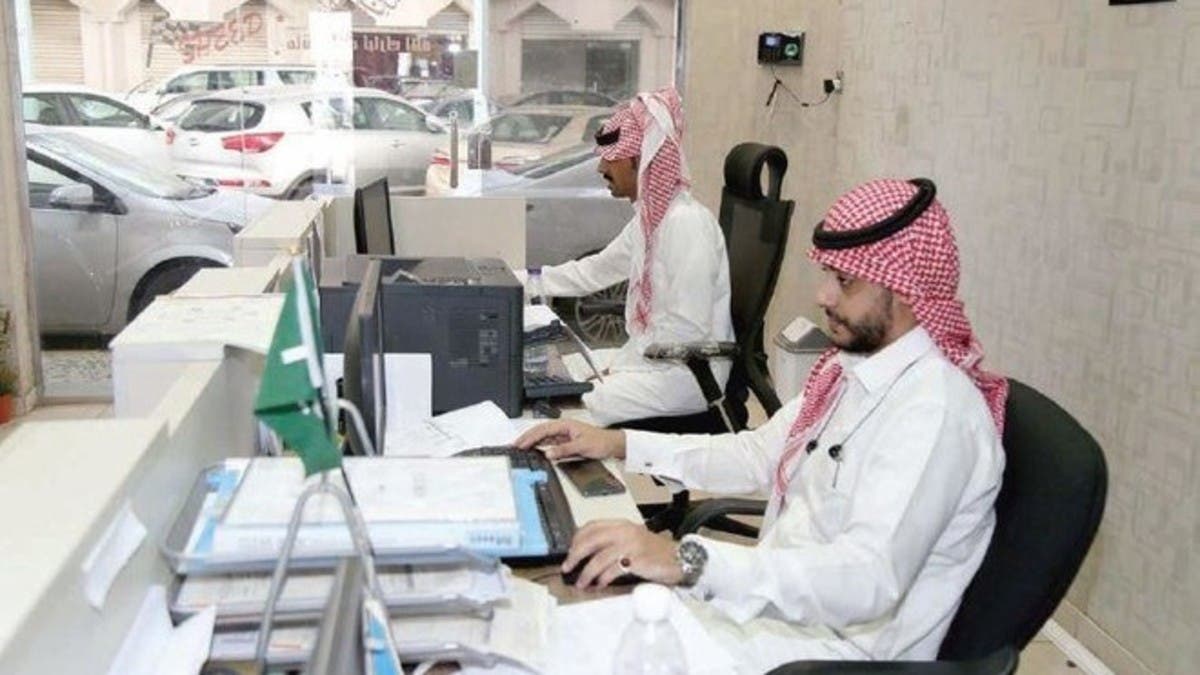 تشمل المولات والمقاهي.. قرارات جديدة لتوطين الوظائف واقتصارها على السعوديين