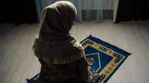 صلاة التراويح للمرأة في البيت وفي المسجد وحكمها