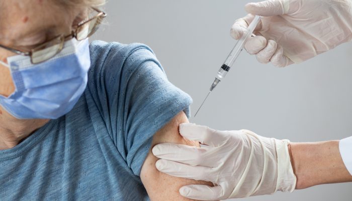 الصحة تبين..طريقة التعامل مع الآثار الجانبية للقاح في موضع الحقن 
