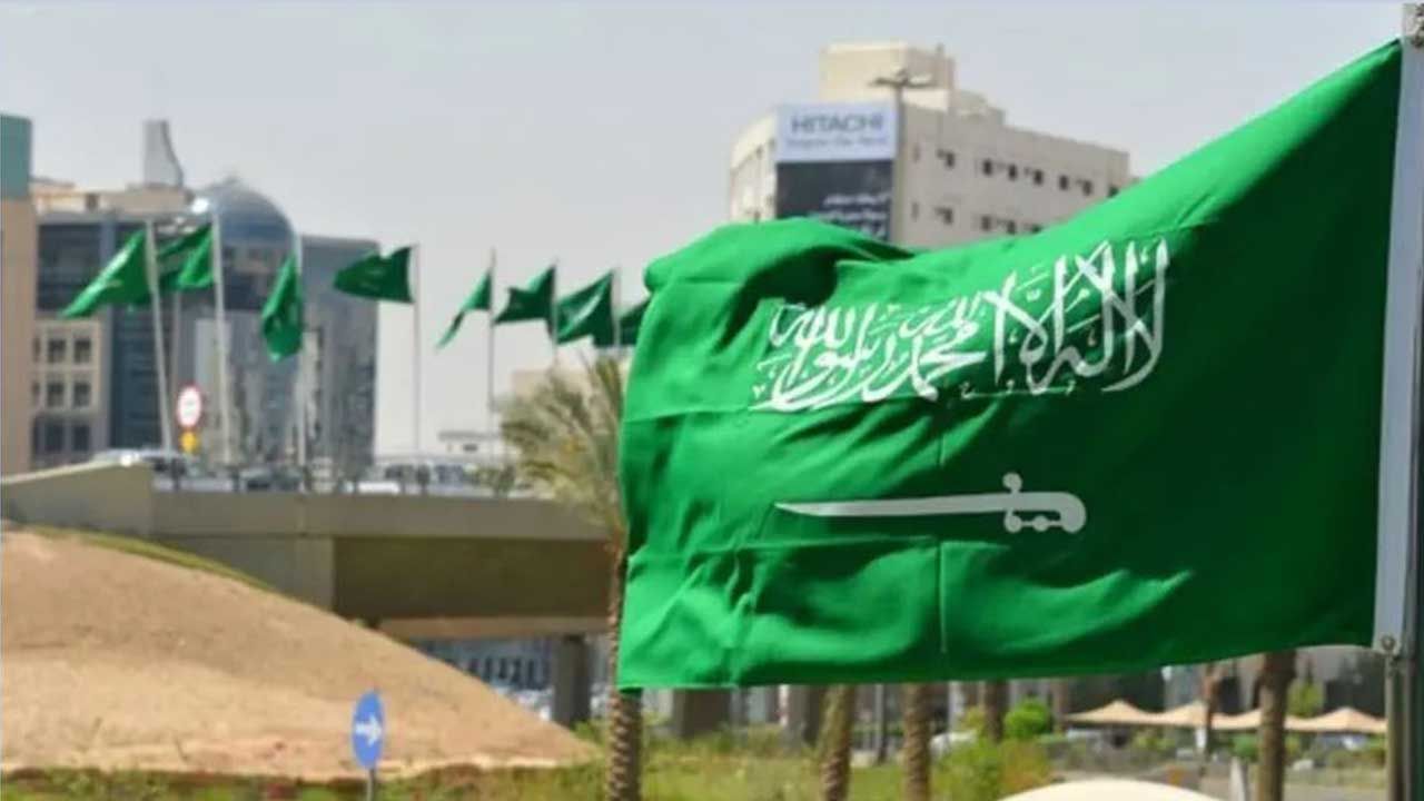 السعودية تمدد صلاحية الإقامة وتأشيرات الخروج والعودة للمقيمين خارج المملكة