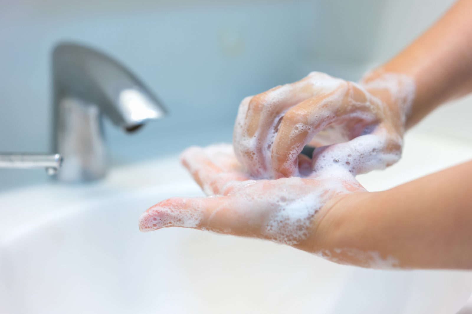 كيفية الغسل من الجنابة للمرأة بالخطوات في المذاهب الأربعة