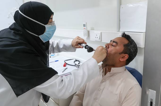 علامة مبكرة للإصابة بمتحور أوميكرون قبل ظهور الأعراض يمكن أن تسمعها.. الصحة السعودية تحذر