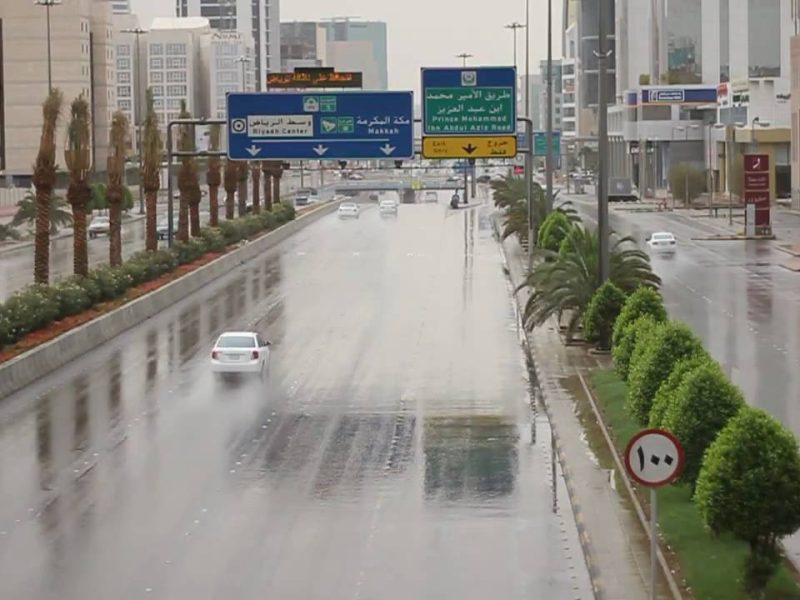 عاجل.. الدفاع المدني يحذر السعوديين من الطقس ويكشف أماكن تساقط الأمطار خلال الساعات المقبلة