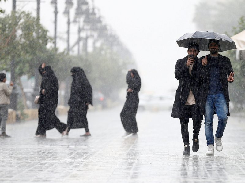إنذار مبكر وأمطار رعدية.. حالة الطقس اليوم الأحد في السعودية