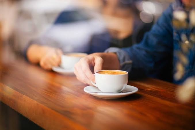 مفاجأة.. خبيرة تغذية تكشف فوائد شرب القهوة أثناء الطعام وهذه موانع تناولها