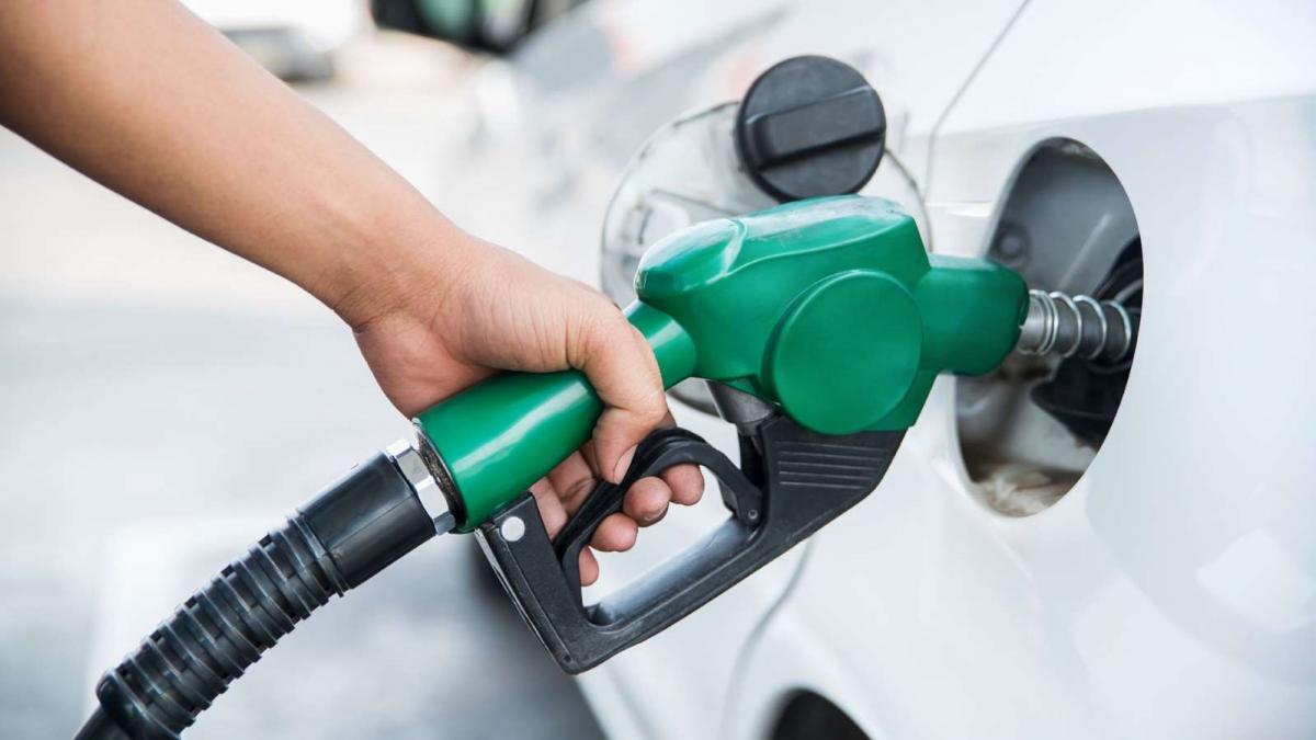مخاطر تعبئة خزان وقود السيارة بشكل كامل…. حماية المستهلك توضح التفاصيل