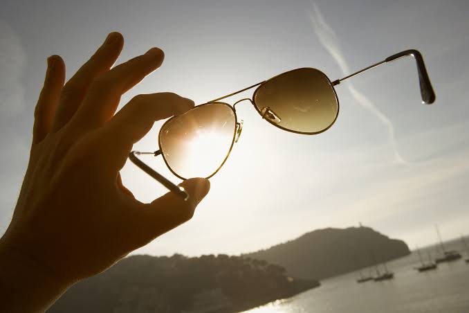 ليست الأغلى.. الدواء السعودية تحدد مواصفات النظارات الشمسية لحماية العين من مخاطر السرطان