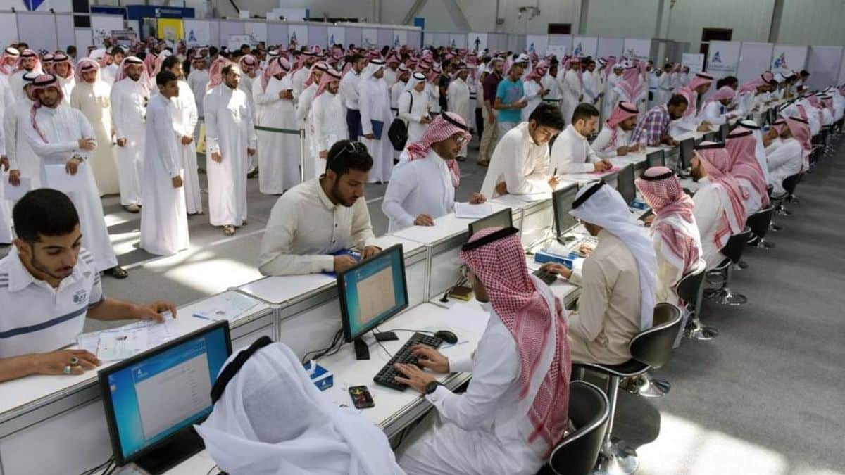 الموارد البشرية تكشف عن المهن المقتصرة على السعوديين فقط.. رسالة تحذيرية هامة