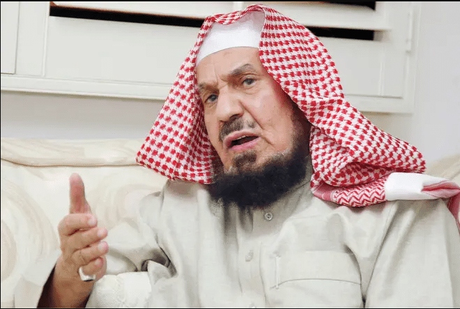 هل تطلق.. عبد الله المنيع يوضح حكم بقاء المرأة مع زوجها التارك للصلاة عمدًا؟