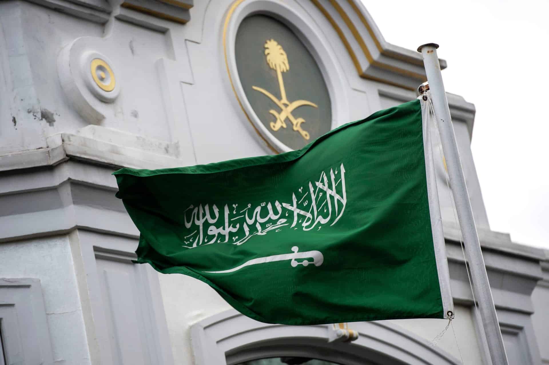 سيفان ونخلة في العلم السعودي..ماذا يرمزان؟