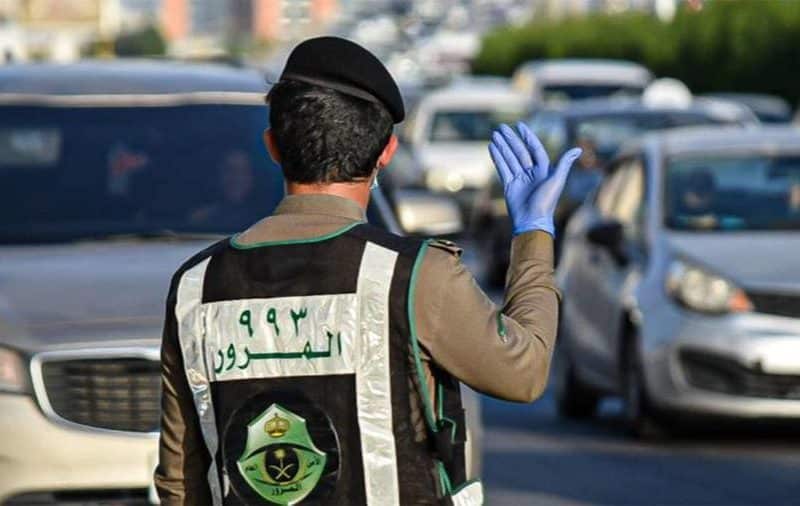 المرور السعودي يسمح للزائرين قيادة المركبات برخصة دولية أو أجنبية بحد أقصى عام
