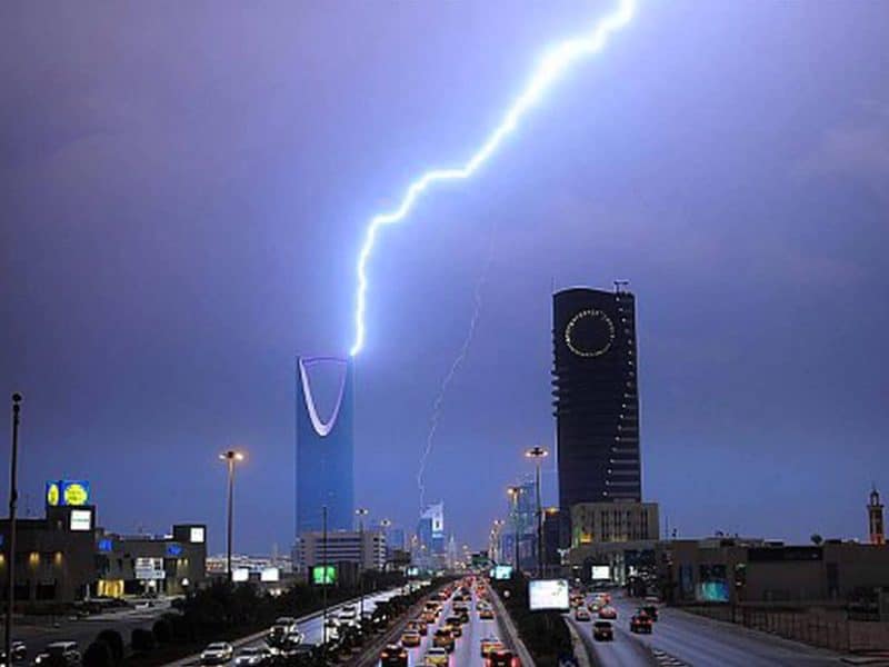 رعد وسيول.. الدفاع المدني يكشف أماكن سقوط الأمطار وحالة الطقس في السعودية حتى الأربعاء